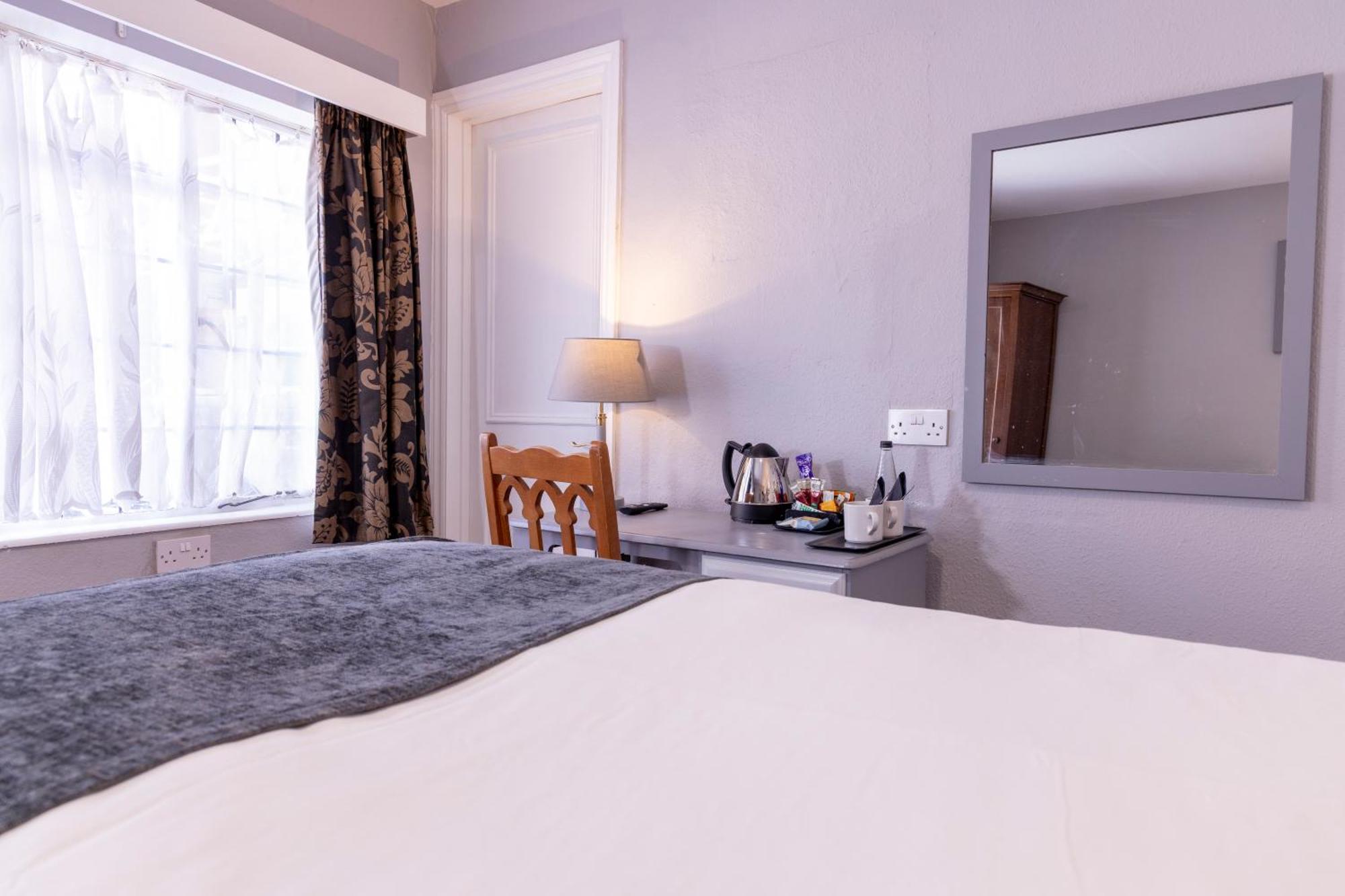 באנבורי Cromwell Lodge Hotel By Greene King Inns מראה חיצוני תמונה